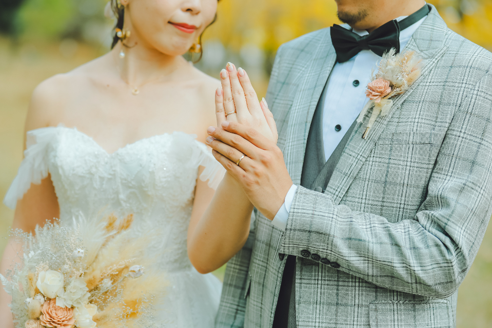 結婚指輪を交換するふたりの手元