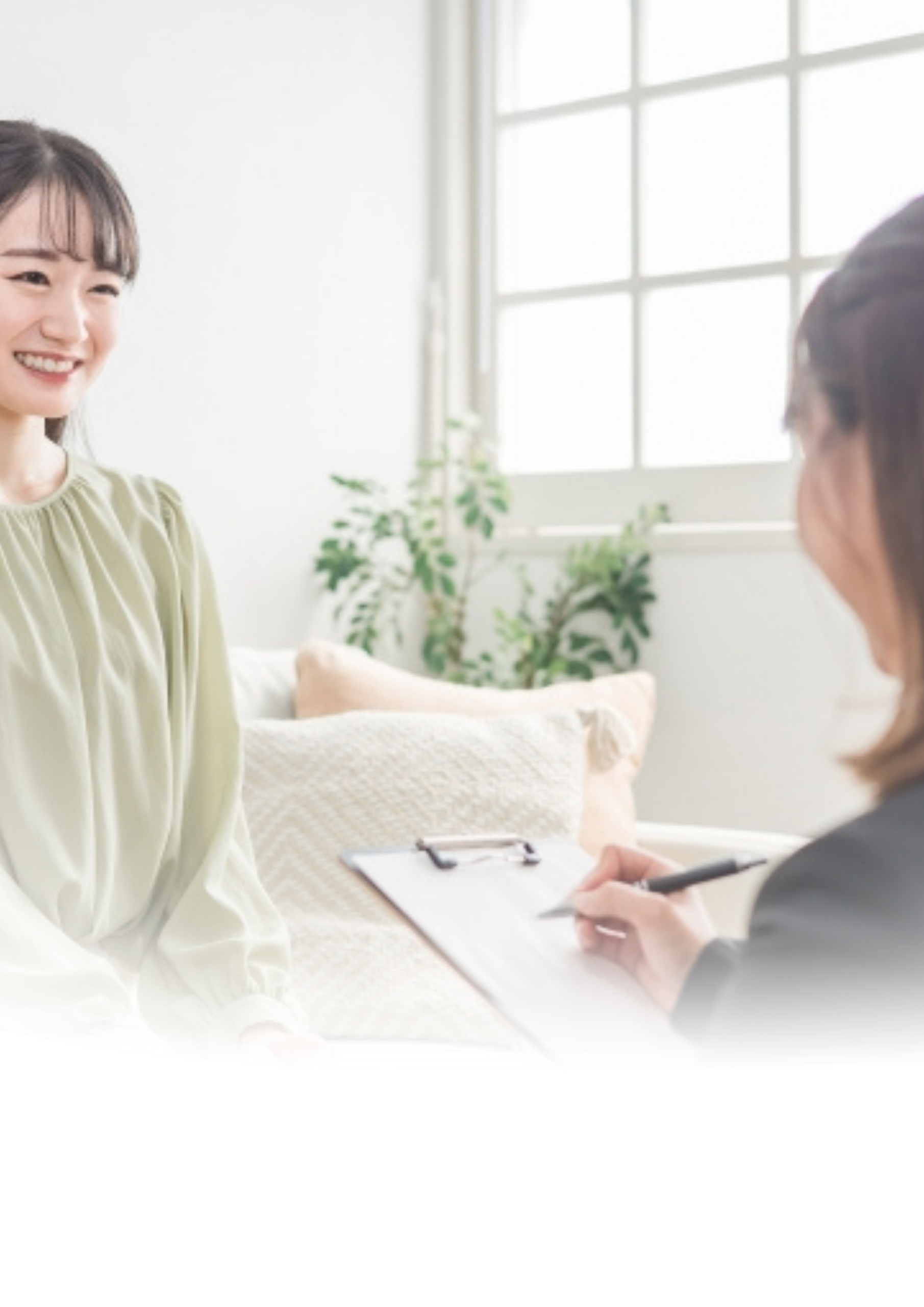 LAUGH MARRIAGEのカウンセラーと会員が笑顔で面談する様子