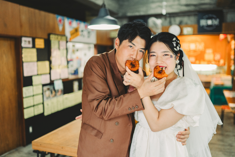 笑い合う新郎新婦
