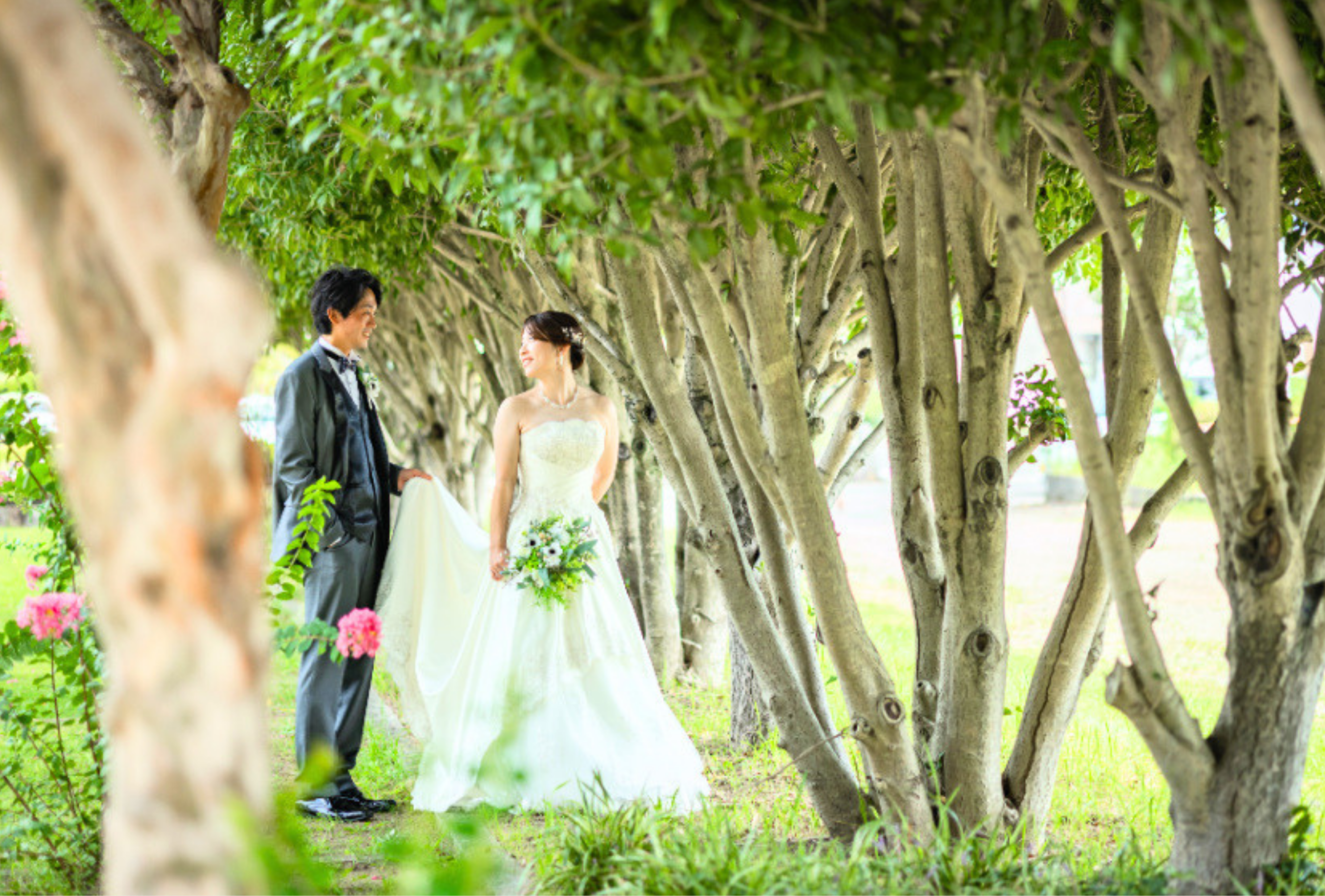 成婚後にフォトウェディングを撮影する新郎新婦